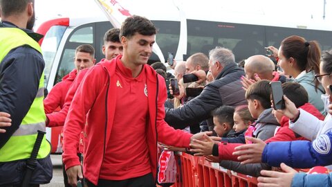 El líder es más líder y la Ponferradina no recupera aire en el derbi. En el Reino de León la Cultural cimentó aún más su liderato y lo hizo ante un rival que en ningún momento se vino abajo y peleó sin descanso.