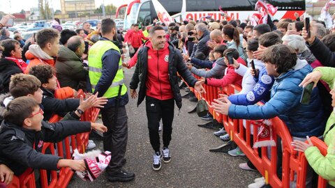 El líder es más líder y la Ponferradina no recupera aire en el derbi. En el Reino de León la Cultural cimentó aún más su liderato y lo hizo ante un rival que en ningún momento se vino abajo y peleó sin descanso.