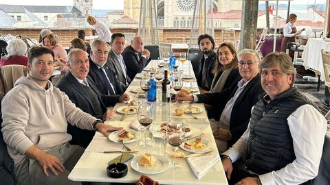 El líder es más líder y la Ponferradina no recupera aire en el derbi. En el Reino de León la Cultural cimentó aún más su liderato y lo hizo ante un rival que en ningún momento se vino abajo y peleó sin descanso.