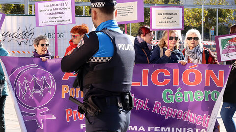 M?s de un centenar de personas acuden a la manifestaci?n en Le?n convocada por la agrupaci?n estatal de mujeres y colectivos feministas La Fuerza de las Mujeres