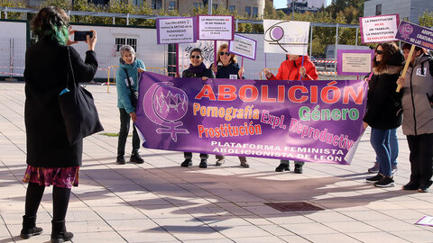 M?s de un centenar de personas acuden a la manifestaci?n en Le?n convocada por la agrupaci?n estatal de mujeres y colectivos feministas La Fuerza de las Mujeres