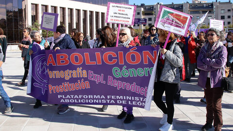 M?s de un centenar de personas acuden a la manifestaci?n en Le?n convocada por la agrupaci?n estatal de mujeres y colectivos feministas La Fuerza de las Mujeres