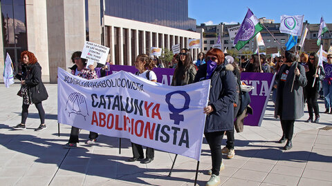 M?s de un centenar de personas acuden a la manifestaci?n en Le?n convocada por la agrupaci?n estatal de mujeres y colectivos feministas La Fuerza de las Mujeres