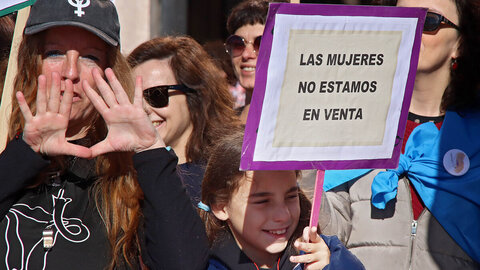 M?s de un centenar de personas acuden a la manifestaci?n en Le?n convocada por la agrupaci?n estatal de mujeres y colectivos feministas La Fuerza de las Mujeres