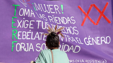 Más de un centenar de personas acuden a la manifestación en León convocada por la agrupación estatal de mujeres y colectivos feministas La Fuerza de las Mujeres. Fotos: Peio Garcíia