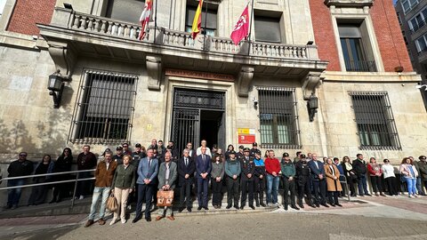 Las banderas de los edificios institucionales en la provincia de León ondean desde esta mañana a media asta en señan de condolencia