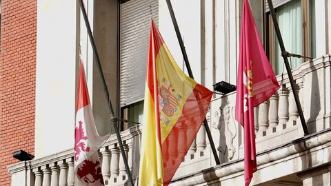 Las banderas de los edificios institucionales en la provincia de León ondean desde esta mañana a media asta en señan de condolencia