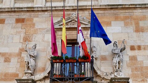 Las banderas de los edificios institucionales en la provincia de León ondean desde esta mañana a media asta en señan de condolencia