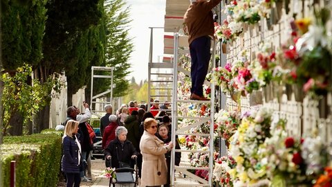 Los leoneses cumplen con la tradición y recuerdan a sus difuntos en Todos los Santos.