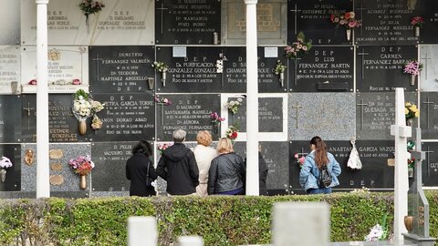 Los leoneses cumplen con la tradición y recuerdan a sus difuntos en Todos los Santos.