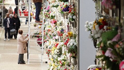 Los leoneses cumplen con la tradición y recuerdan a sus difuntos en Todos los Santos.