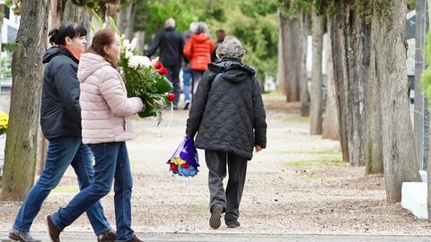 Los leoneses cumplen con la tradición y recuerdan a sus difuntos en Todos los Santos.