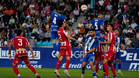 El equipo berciano, con todo a favor, terminó desperdiciando la valiosa diferencia obtenida en la primera mitad con goles de Álvaro Bustos y Sibille