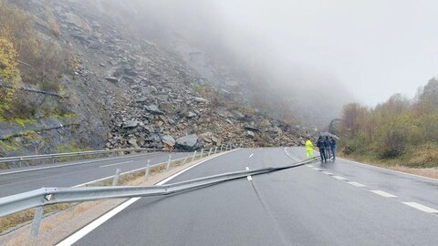 La autopista del Huerna que une Asturias con la Meseta, la AP-66, fue cortada esta mañana en los dos sentidos tras un monumental derrumbe en la ladera, en el punto kilométrico 76, en el concejo de Lena.