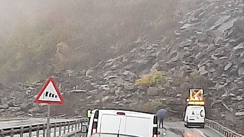 La autopista del Huerna que une Asturias con la Meseta, la AP-66, fue cortada esta mañana en los dos sentidos tras un monumental derrumbe en la ladera, en el punto kilométrico 76, en el concejo de Lena.