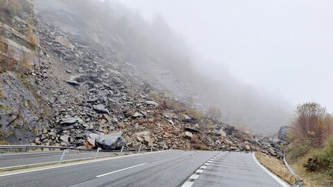 La autopista del Huerna que une Asturias con la Meseta, la AP-66, fue cortada esta mañana en los dos sentidos tras un monumental derrumbe en la ladera, en el punto kilométrico 76, en el concejo de Lena.