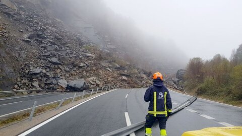 La autopista del Huerna que une Asturias con la Meseta, la AP-66, fue cortada esta mañana en los dos sentidos tras un monumental derrumbe en la ladera, en el punto kilométrico 76, en el concejo de Lena.