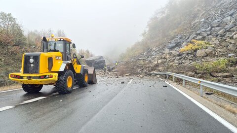 Un desprendimiento de rocas corta la AP-66 en la zona de Lena (Asturias) y obliga a establecer desv?os por la N-630