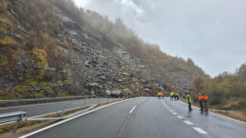 Un desprendimiento de rocas corta la AP-66 en la zona de Lena (Asturias) y obliga a establecer desvíos por la N-630.