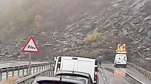 Primeros conductores en llegar al argayo en la AP-66.