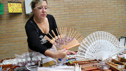 La Asociación de Bolilleras leonesas celebró este domingo en Navatejera una nueva edición del Encuentro de bolillos y multilabores.