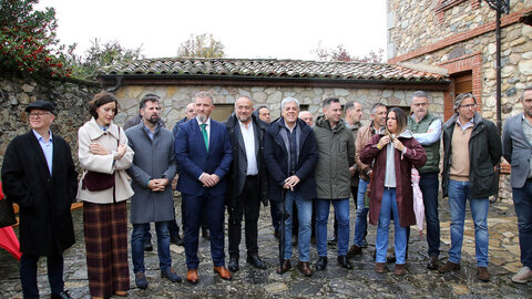 Miles de personas respaldaron un año más unas de las citas otoñales más concurridas de la Montaña Central Leonesa y acudieron este fin de semana a la Feria de la Cecina de Chivo de Vegacervera, que en su trigésima tercera edición mostró la fortaleza agroalimentaria y turística del municipio.