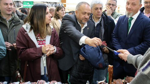 Miles de personas respaldaron un año más unas de las citas otoñales más concurridas de la Montaña Central Leonesa y acudieron este fin de semana a la Feria de la Cecina de Chivo de Vegacervera, que en su trigésima tercera edición mostró la fortaleza agroalimentaria y turística del municipio.