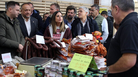 Miles de personas respaldaron un año más unas de las citas otoñales más concurridas de la Montaña Central Leonesa y acudieron este fin de semana a la Feria de la Cecina de Chivo de Vegacervera, que en su trigésima tercera edición mostró la fortaleza agroalimentaria y turística del municipio.