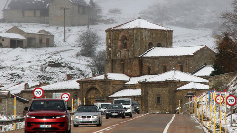 La nieve caída durante la noche no impide el paso de vehículos por el Puerto de Pajares. Fotos: Peio García