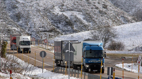 La nieve caída durante la noche no impide el paso de vehículos por el Puerto de Pajares. Fotos: Peio García