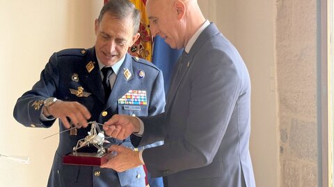 El alcalde de León, José Antonio Diez, recibió este sábado al jefe del Estado Mayor del Ejército del Aire y del Espacio, el general del Aire Francisco Braco Carbó, y al Consejo Superior del Ejército del Aire y del Espacio, que celebran en León una reunión de trabajo.