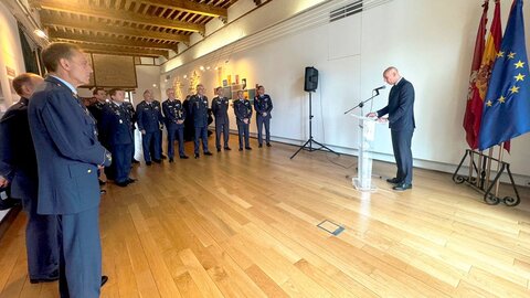 El alcalde de León, José Antonio Diez, recibió este sábado al jefe del Estado Mayor del Ejército del Aire y del Espacio, el general del Aire Francisco Braco Carbó, y al Consejo Superior del Ejército del Aire y del Espacio, que celebran en León una reunión de trabajo.