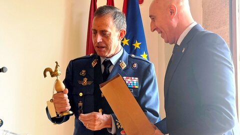 El alcalde de León, José Antonio Diez, recibió este sábado al jefe del Estado Mayor del Ejército del Aire y del Espacio, el general del Aire Francisco Braco Carbó, y al Consejo Superior del Ejército del Aire y del Espacio, que celebran en León una reunión de trabajo.