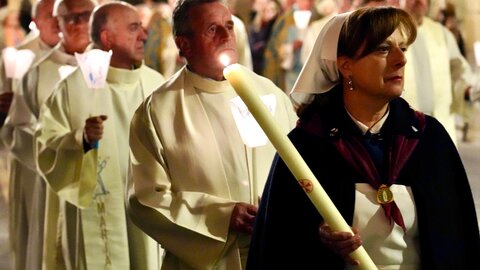 Centenares de personas recorrieron las calles del centro de la ciudad de León con sus antorchas encendidas para emular la procesión que se celebra cada día en el santuario Nuestra Señora de Lourdes, conocida como ‘Procesión de las antorchas’. Fotos: Campillo