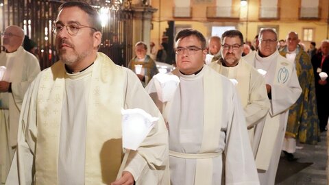 Centenares de personas recorrieron las calles del centro de la ciudad de León con sus antorchas encendidas para emular la procesión que se celebra cada día en el santuario Nuestra Señora de Lourdes, conocida como ‘Procesión de las antorchas’. Fotos: Campillo