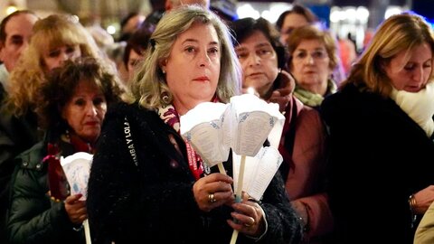 Centenares de personas recorrieron las calles del centro de la ciudad de León con sus antorchas encendidas para emular la procesión que se celebra cada día en el santuario Nuestra Señora de Lourdes, conocida como ‘Procesión de las antorchas’. Fotos: Campillo