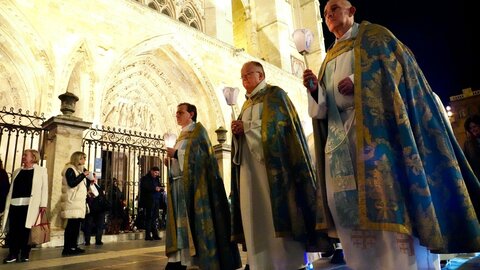 Centenares de personas recorrieron las calles del centro de la ciudad de León con sus antorchas encendidas para emular la procesión que se celebra cada día en el santuario Nuestra Señora de Lourdes, conocida como ‘Procesión de las antorchas’. Fotos: Campillo