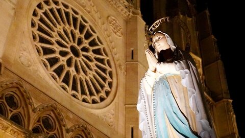 Centenares de personas recorrieron las calles del centro de la ciudad de León con sus antorchas encendidas para emular la procesión que se celebra cada día en el santuario Nuestra Señora de Lourdes, conocida como ‘Procesión de las antorchas’. Fotos: Campillo