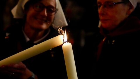 Centenares de personas recorrieron las calles del centro de la ciudad de León con sus antorchas encendidas para emular la procesión que se celebra cada día en el santuario Nuestra Señora de Lourdes, conocida como ‘Procesión de las antorchas’. Fotos: Campillo