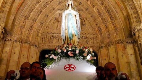 Centenares de personas recorrieron las calles del centro de la ciudad de León con sus antorchas encendidas para emular la procesión que se celebra cada día en el santuario Nuestra Señora de Lourdes, conocida como ‘Procesión de las antorchas’. Fotos: Campillo