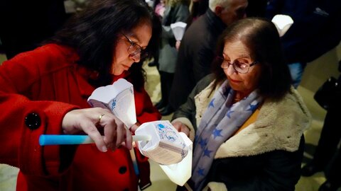 Centenares de personas recorrieron las calles del centro de la ciudad de León con sus antorchas encendidas para emular la procesión que se celebra cada día en el santuario Nuestra Señora de Lourdes, conocida como ‘Procesión de las antorchas’. Fotos: Campillo