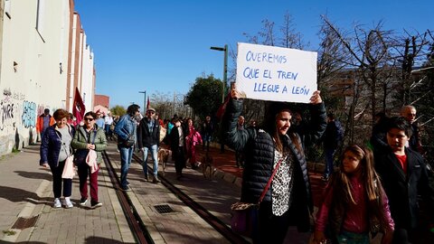 La Plataforma en Defensa del Ferrocarril de Vía Estrecha de León convoca una manifestación para exigir la llegada del tren a la ciudad y mejoras del servicio. Foto: Campillo