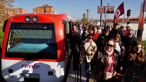 La Plataforma en Defensa del Ferrocarril de Vía Estrecha de León convoca una manifestación para exigir la llegada del tren a la ciudad y mejoras del servicio. Foto: Campillo