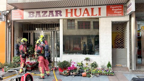 Bomberos de León han procedido a la extinción de un fuego desatado en un bazar ubicado en la avenida Álvaro López Núñez a la altura del número 22. Una intervención en la que ha contado con el apoyo de la Policía Local.