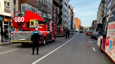 Bomberos de León han procedido a la extinción de un fuego desatado en un bazar ubicado en la avenida Álvaro López Núñez a la altura del número 22. Una intervención en la que ha contado con el apoyo de la Policía Local.