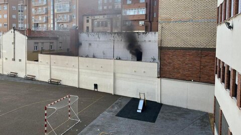 Bomberos de León han procedido a la extinción de un fuego desatado en un bazar ubicado en la avenida Álvaro López Núñez a la altura del número 22. Una intervención en la que ha contado con el apoyo de la Policía Local. Fotos Ayto León.