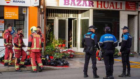 Bomberos de León han procedido a la extinción de un fuego desatado en un bazar ubicado en la avenida Álvaro López Núñez a la altura del número 22. Una intervención en la que ha contado con el apoyo de la Policía Local. Foto: Campillo