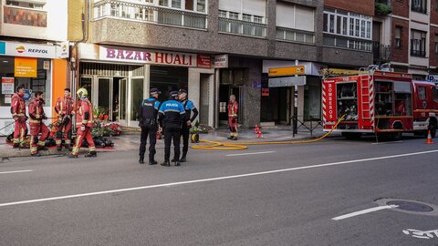 Bomberos de León han procedido a la extinción de un fuego desatado en un bazar ubicado en la avenida Álvaro López Núñez a la altura del número 22. Una intervención en la que ha contado con el apoyo de la Policía Local. Foto: Campillo