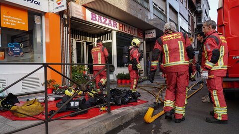 Bomberos de León han procedido a la extinción de un fuego desatado en un bazar ubicado en la avenida Álvaro López Núñez a la altura del número 22. Una intervención en la que ha contado con el apoyo de la Policía Local. Foto: Campillo