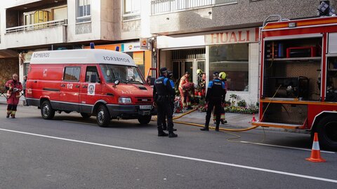 Bomberos de León han procedido a la extinción de un fuego desatado en un bazar ubicado en la avenida Álvaro López Núñez a la altura del número 22. Una intervención en la que ha contado con el apoyo de la Policía Local. Foto: Campillo